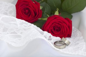 Eheringe und Blumen