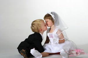 Zwei Kinder als Brautpaar