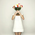 Brautjungfer hält sich Blumen vor den Kopf