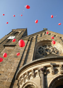hochzeit,luftballons vor kirche