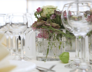 festtafel,festlich gedeckter tisch,blumen